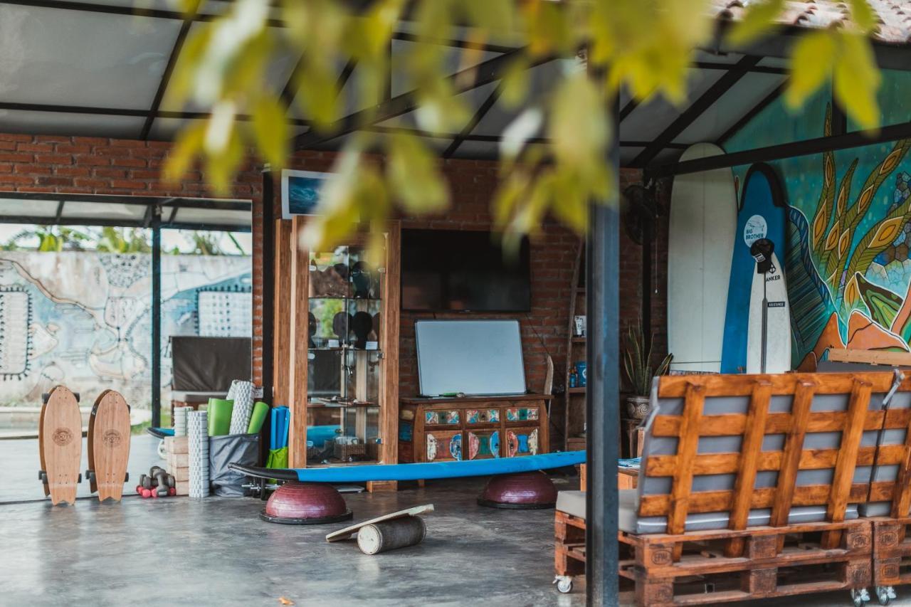 Big Brother Surf Inn Canggu Екстериор снимка